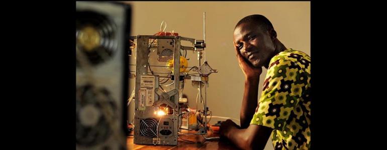 Straatarme Afrikaan maakt 3D-printer van oude zooi - Apparata